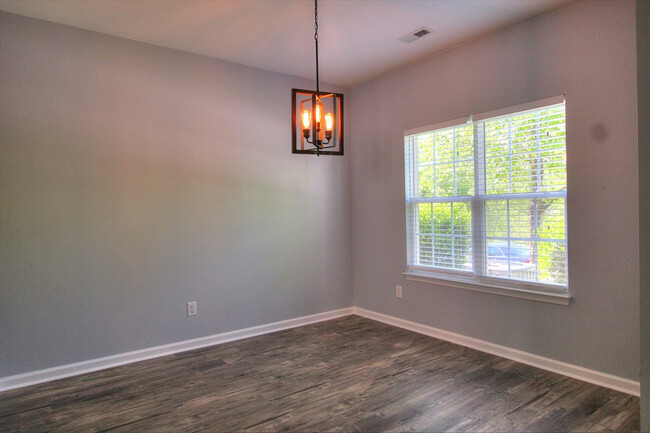 Building Photo - Nice 3 bedroom townhouse in SW Durham!