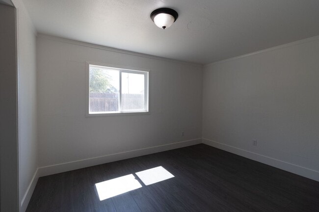 Building Photo - Newly Remodeled 2x1 in Newman!!!