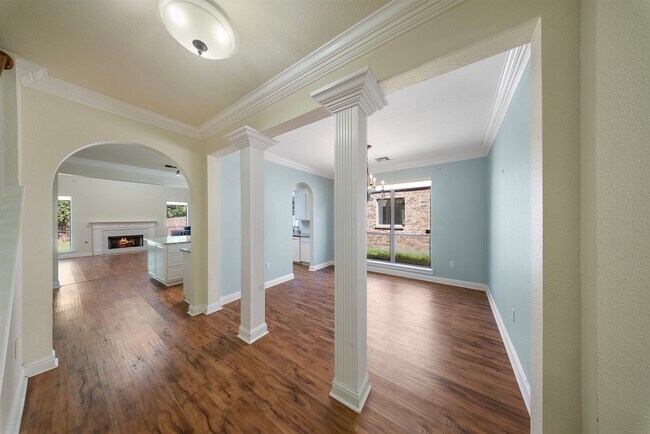Building Photo - 4 Bedroom House
