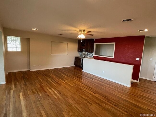 Foto del edificio - 7966 Elmwood Ln