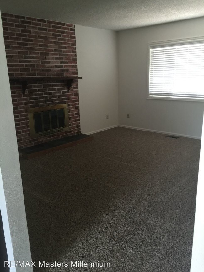 Building Photo - 998 S Nile Way