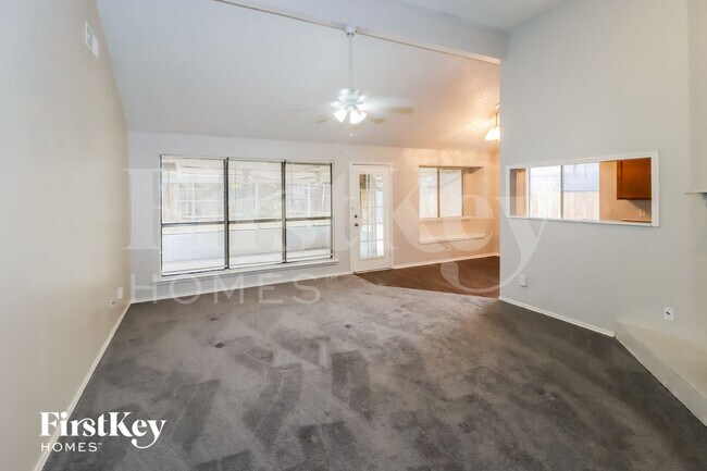 Foto del edificio - 3200 Creekwood Ln