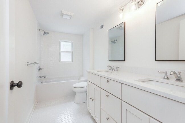 Building Photo - Four bedrooms/2.5 Baths Newly Remodeled Bay Village Home!