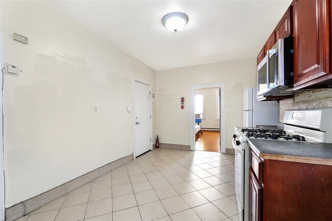 Building Photo - 204 Zabriskie St