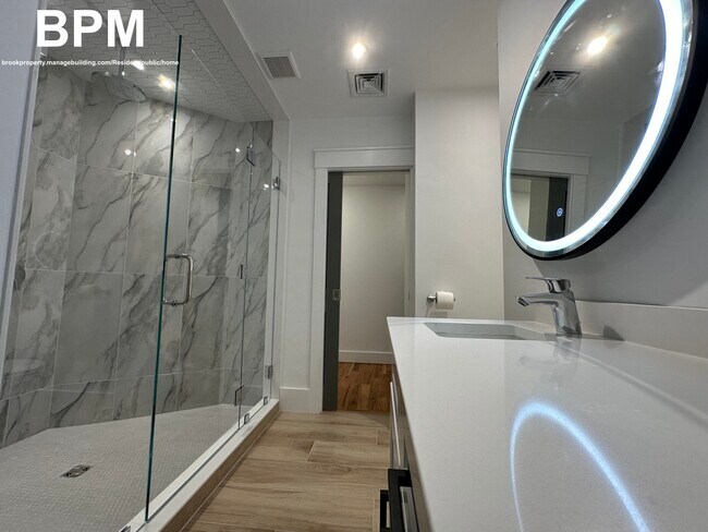 Foto del edificio - 452 Centre St