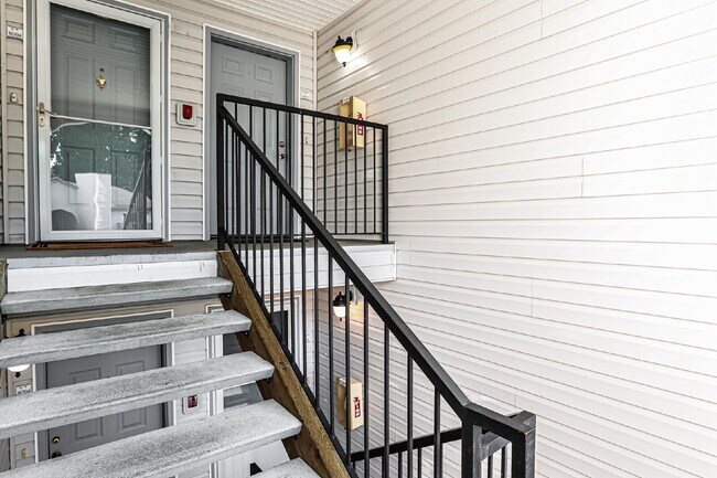 Foto del edificio - Top-Floor 3 Bed/2 Bath Condo with Silver Lake Views –! Available NOW for RENT