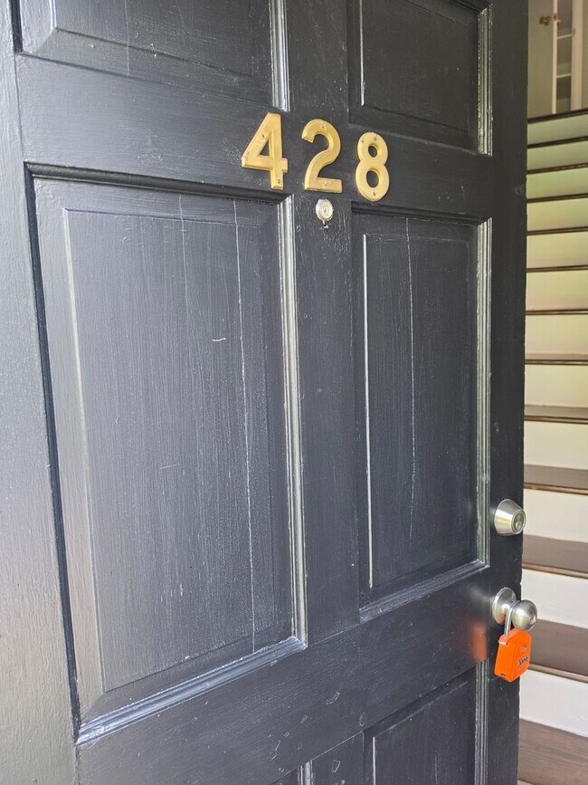 Foto del edificio - 426/428 Ceylon St NE.