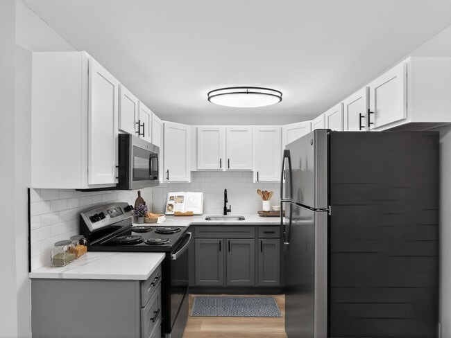 Elevate your lifestyle at Eagle Rock Apartments at West Hartford. This stunning kitchen boasts modern appliances, sleek cabinetry, and a bright, inviting atmosphere. Make this space your own and enjoy unparalleled comfort. Schedule your tour today! - Eagle Rock Apartments at West Hartford