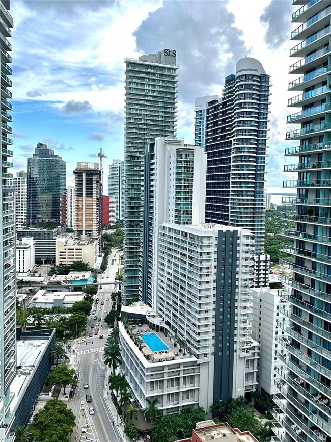 Building Photo - 1000 Brickell Plz