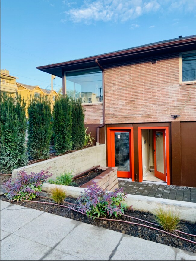 Building Photo - Modernized Beauty: Newly Updated 3-Bed, 1-...