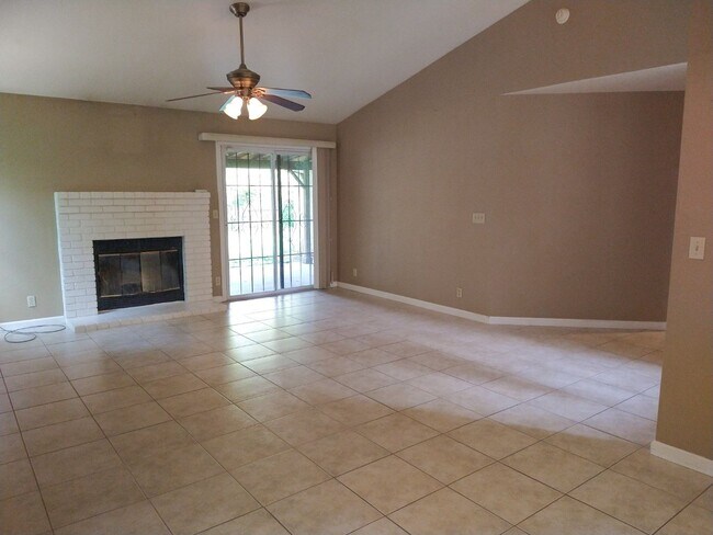 Building Photo - Four Bedroom Chico Home with 6 Month or 12...