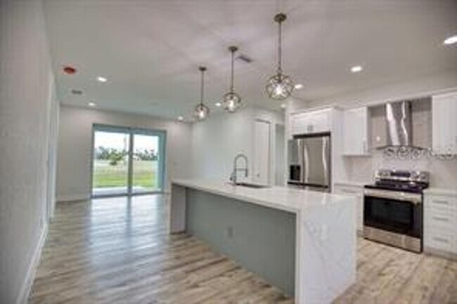 Foto del edificio - ANNUAL UNFURNISHED RENTAL located in Burnt...