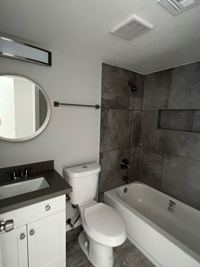 Foto del edificio - 2 BEDROOM IN SURPRISE W SMALL YARD