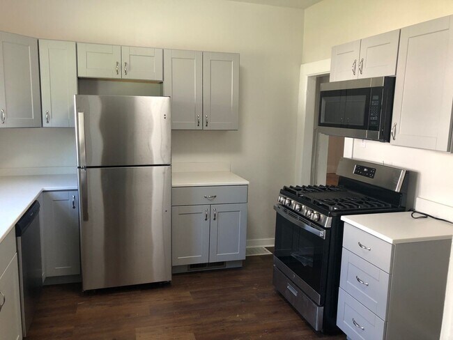 Foto del edificio - Renovated 2BR House.