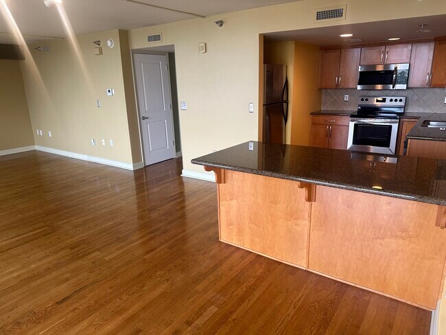 Windows looking to kitchen - 600 Admiral Blvd