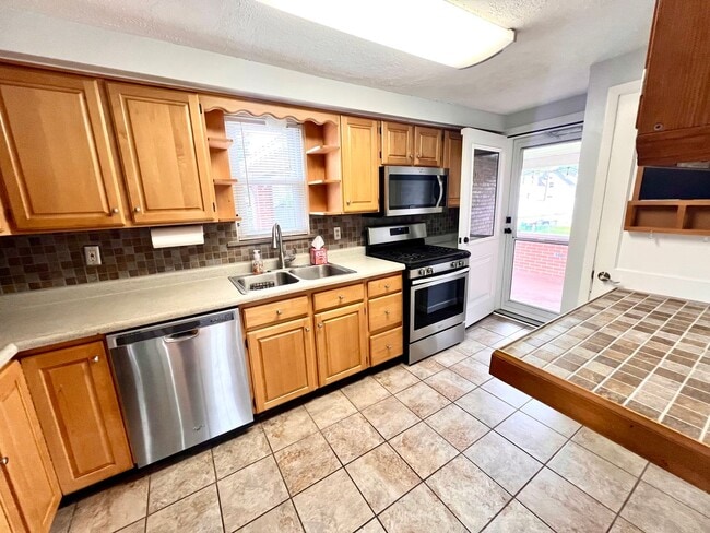 Building Photo - Sewickley - 3 Bedroom 2 Bathroom - Charmin...