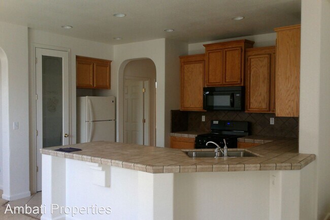 Building Photo - 4 br, 2 bath House - 5259 E. Kaviland Avenue