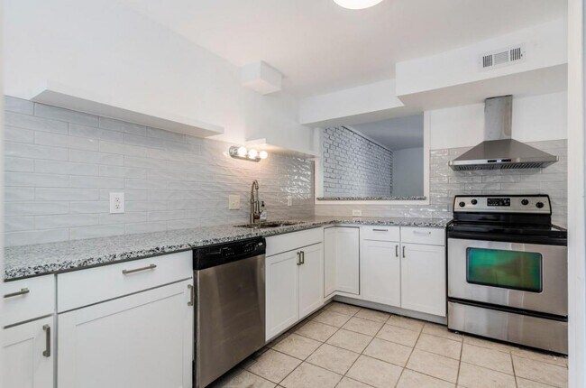 Building Photo - 706 Oak Tree Dr