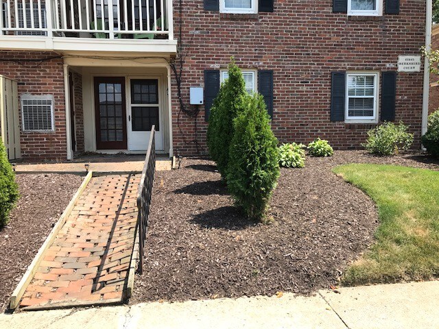 Walk-up patio - 45 Berkshire Ct