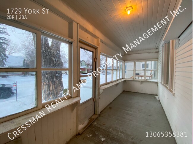 Photo du bâtiment - 2+ Bedroom 2 Bath House with garage