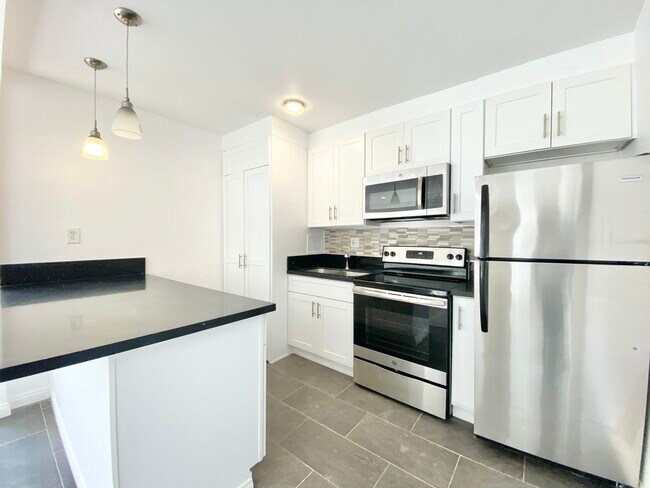 Building Photo - 245 N Ridgewood Plz