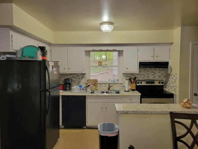 Building Photo - 3 Bedroom 2.5 bath Colonial off of Reams Road in Chesterfield County