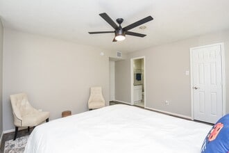 Building Photo - 8051 Bay Branch Dr