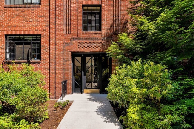 Building Photo - 108 Sewall Ave