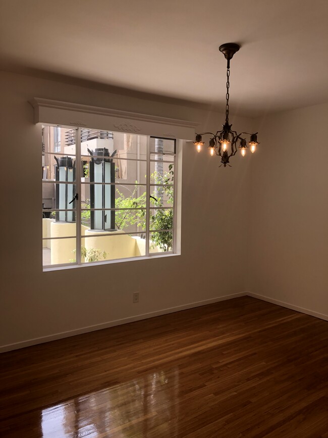 Building Photo - 520-522 N Rossmore Ave