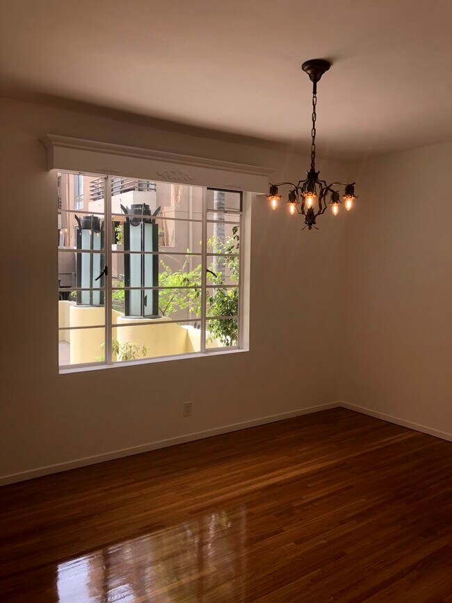 Foto del edificio - 520-522 N Rossmore Ave