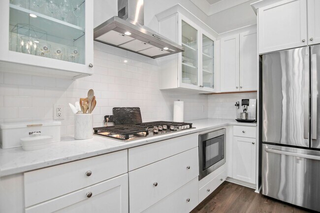 Foto del edificio - NEW PRICE & FREE MONTH OF RENT! Luxurious ...