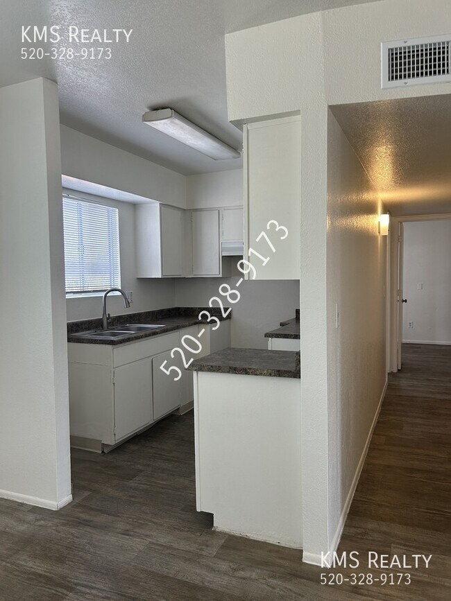 Building Photo - 507 E Jacinto St