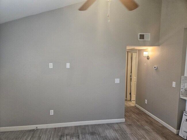 Foto del edificio - 935 E Roma Ave