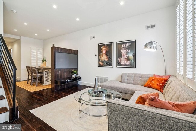 Living Room - 934 N 30th St