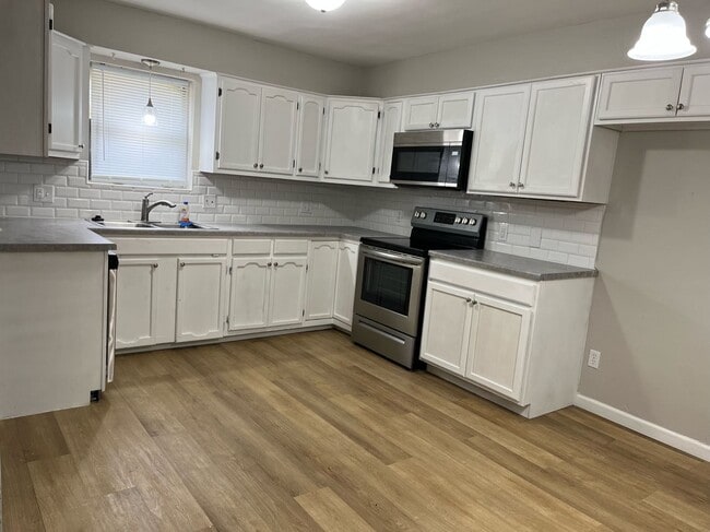 Building Photo - Coming Soon! West side home with 3 Beds/1.5 Baths & 2 car garage!