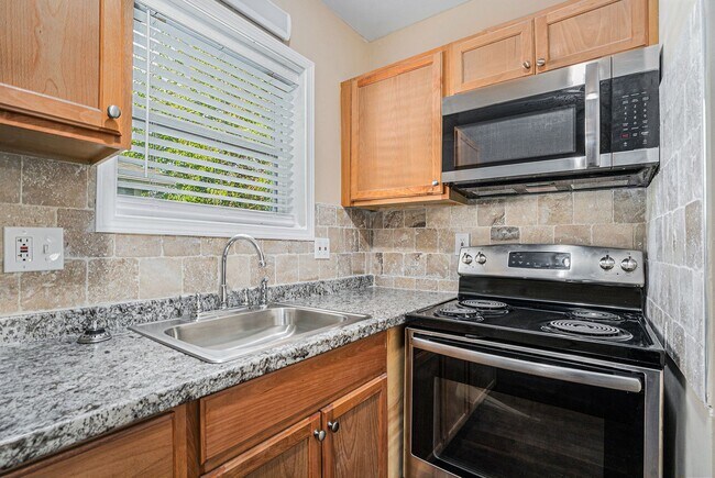 Foto del edificio - 1 Month Free Rent! Fully Renovated 2BR/1BA...