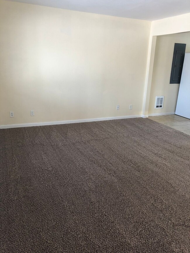 Building Photo - 2 Bed/ 1 Bath House with Fenced Yard