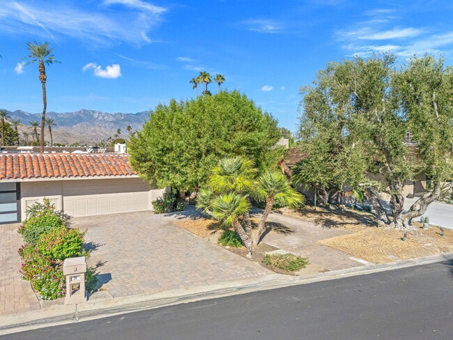 Building Photo - 10 Whittier Ct