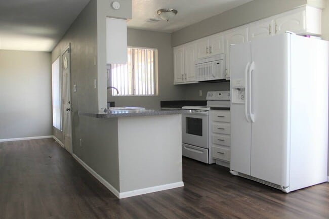Building Photo - Renovated 2x2 Condo Located in N Phoenix!