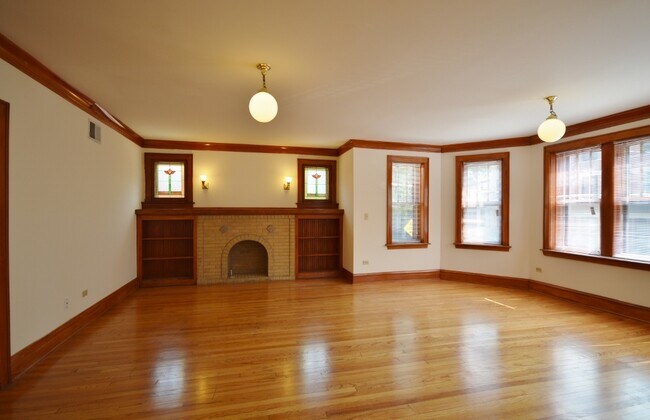 Building Photo - 706 W Wellington Ave