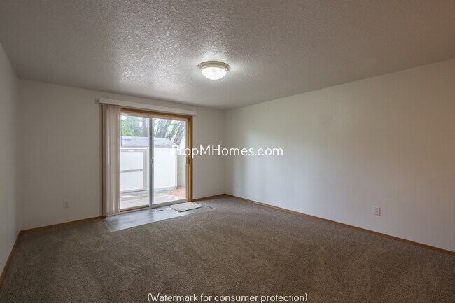 Foto del edificio - Single Level -Charming Home Located in the...