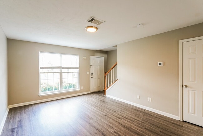Foto del edificio - 8033 Logan Dr