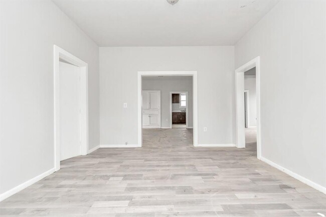 Building Photo - 2315 Deutser St