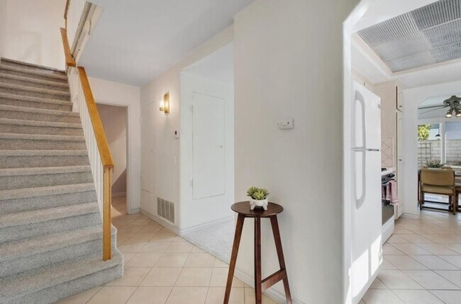 Foto del edificio - Beautiful 3 bed / 2.5 bath Townhome with Patio and 2 car garage in Huntington Beach