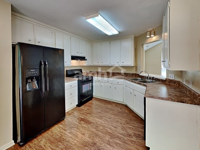 Building Photo - 1021 Whispering Woods Dr