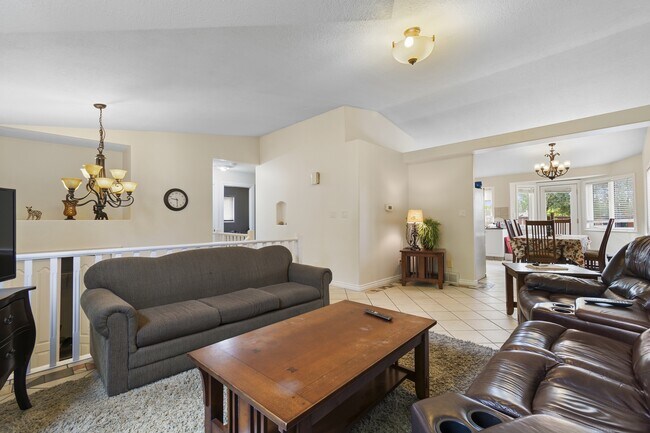 Photo du bâtiment - 9321-9369 69 Ave