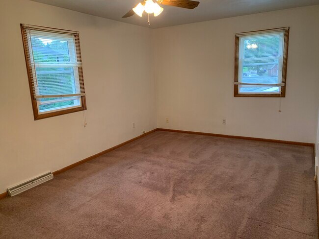 Front bedroom, view 1 - 1422 Nicholson St