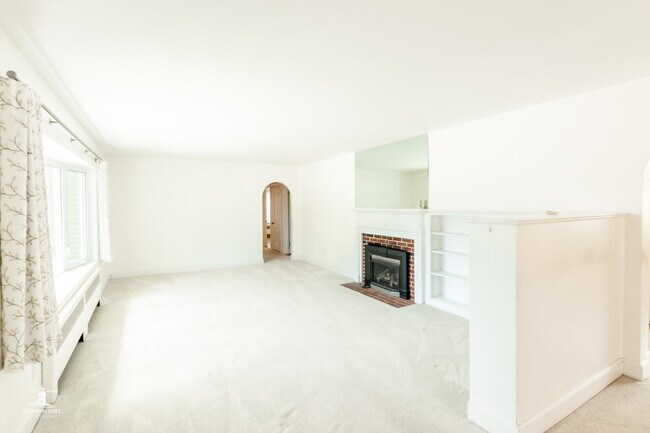 Foto del edificio - Charming 3BR South Portland Single-Family Home | Sunroom, Garage, Basement Storage & Spacious Yard