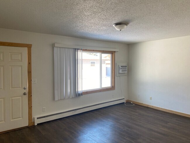 Building Photo - 3 Bedroom 2 Bathroom Duplex in Quiet Neigh...