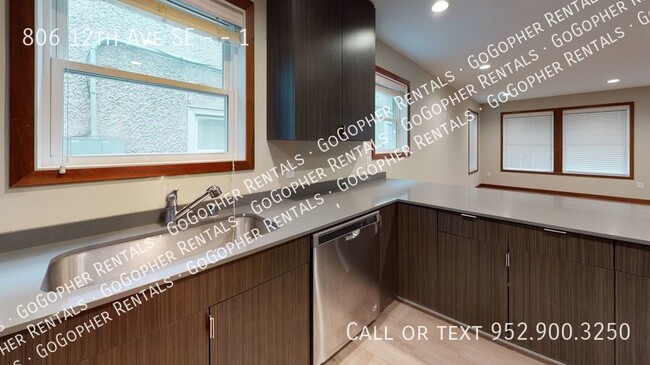 Foto del edificio - Modern 5 Bedroom Duplex Close to U of M Ca...